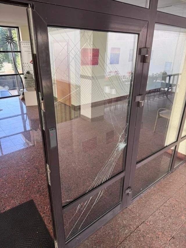 Пошкоджена будівля посольства Литви в Києві з вибитими вікнами та уламками на території