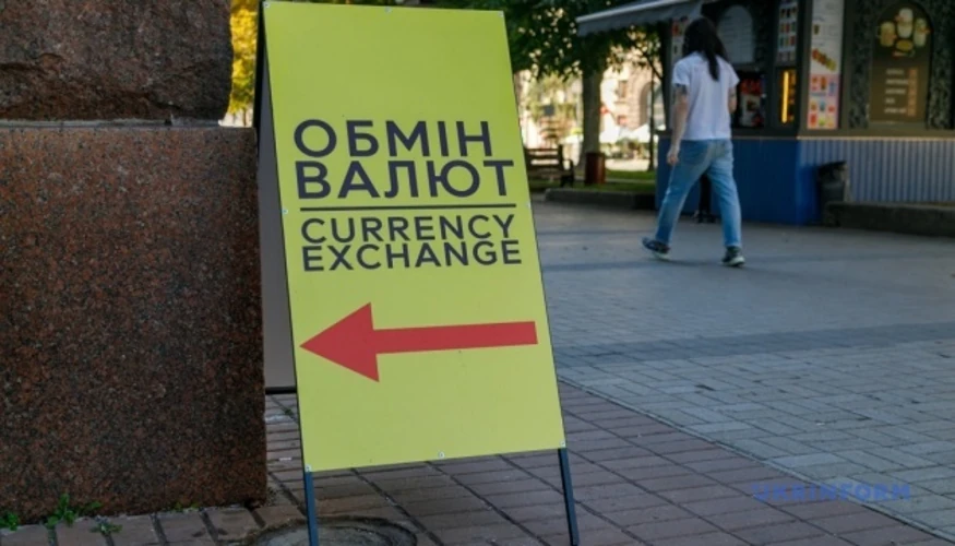 НБУ вирішив підняти офіційний курс долара до 44,70 грн та євро до 51,70 грн