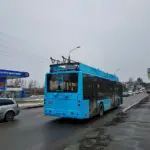 Блакитний тролейбус Богдан Т70117 на вулиці Купріна у Хмельницькому, архівний знімок 31 січня 2020 року