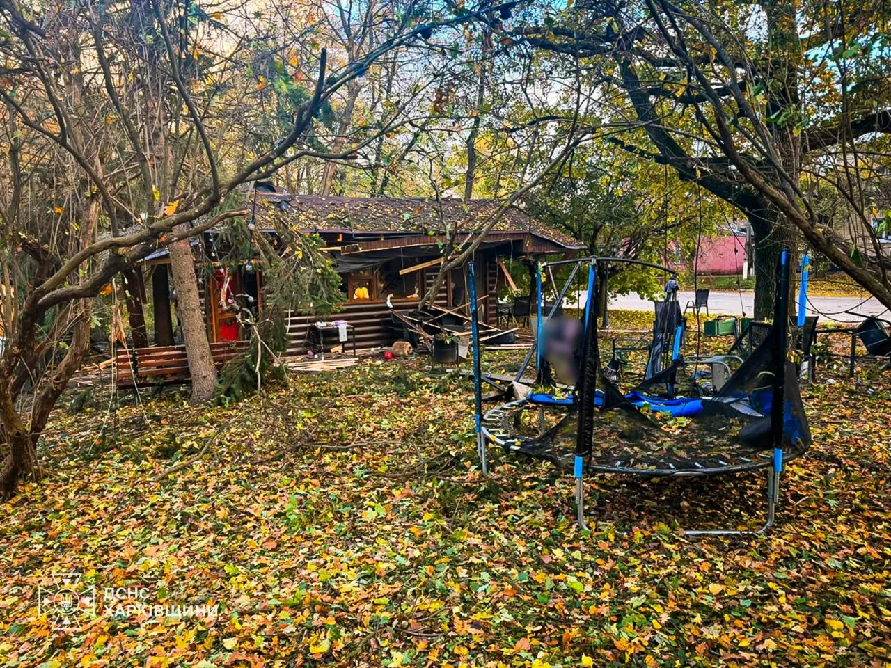 Пошкоджене приміщення кафе у центральному парку Нової Водолаги після удару 19 жовтня 2026 року