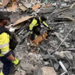 Зруйнований під'їзд п'ятиповерхового житлового будинку в Запоріжжі після удару КАБами 10 жовтня