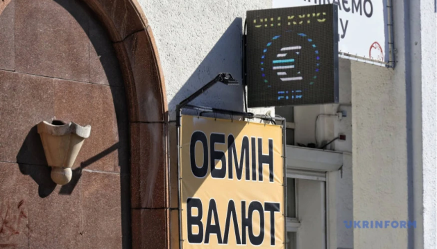 Послідовність курсів 5 жовтня: долар зріс, євро знизився